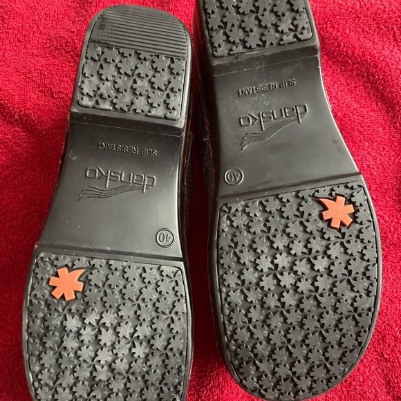 Dramatic new Dansko XP light blue size 40 clogs - Picture 3 of 4